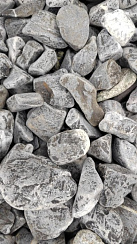 Kamenclub.ru: Щебень галтованный черный (мрамор) фр.40-70 мм.  купить в Пензе мрамор черный с белыми прожилками, черный, белый щебень галтованный округлый 13500 руб/т   фото КАМЕНЬ КЛУБ