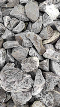 Kamenclub.ru: Щебень галтованный черный (мрамор) фр.40-70 мм.  купить в Пензе мрамор черный с белыми прожилками, черный, белый щебень галтованный округлый 13500 руб/т   фото КАМЕНЬ КЛУБ