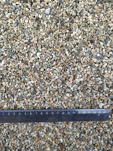 Kamenclub.ru: Галька речная окат (серая) фр.3-5 мм купить  в Пензе галька речная серая бежевый темно-серый окатанный речной камень округлый 9500 руб/т   фото КАМЕНЬ КЛУБ