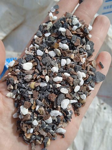 Kamenclub.ru: Мраморная крошка (щебень крошка микс : белый-черный-розовый) фр. 5-10 мм.  купить в Пензе мрамор белый, черный, розовый, разноцветный микс декоративная мраморная каменная крошка 12000 руб/т   фото КАМЕНЬ КЛУБ