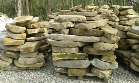 Kamenclub.ru: Песчаник плиты - плахи - пошаговые дорожки (фр. 70-150 мм)  купить в Пензе песчаник серый бежевый желтый зеленый колотый песчаник строительный 6500 руб/т   фото КАМЕНЬ КЛУБ