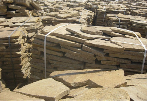 Kamenclub.ru: Песчаник пластушка желтый с рисунком (3 см)  купить в Пензе песчаник желтый с рисунком, рыжий, желтый песчаник пластушка ландшафтная рваная 8 500 руб/м3   фото КАМЕНЬ КЛУБ