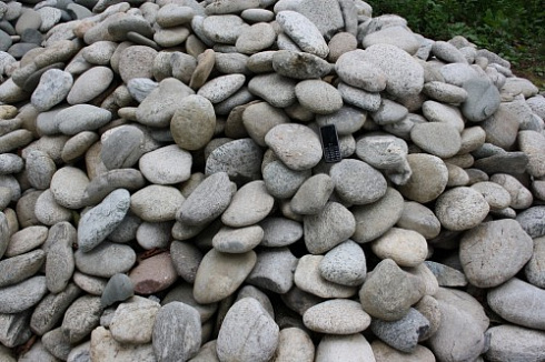 Kamenclub.ru: Галька речная плоская (бело-серая) фр. 100-200-300 мм. купить  в Пензе галька речная плоская серый, белый, бело-серый, серо-белый речная галька плоская  9000 руб/т   фото КАМЕНЬ КЛУБ