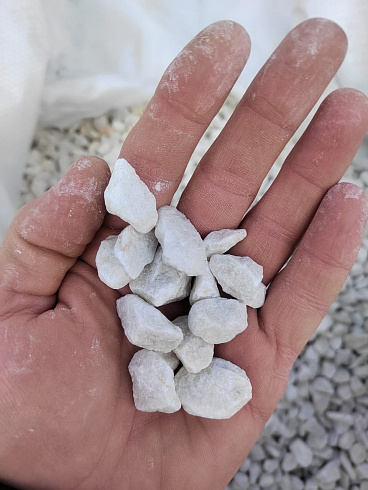 Kamenclub.ru: Мраморная крошка, щебень, цвет-белый, фр. 10-20 мм.  купить в Пензе мрамор белый, молочный айвори каменная ландшафтная декоративная крошка шебня 12000 руб/т   фото КАМЕНЬ КЛУБ