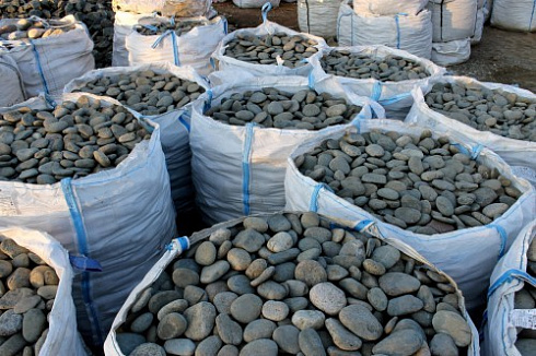 Kamenclub.ru: Галька речная плоская (темно-серая) фр. 100-200-300 мм. купить  в Пензе галька речная плоская темно-серый, серый, синий речной галечник плоский 9000 руб/т   фото КАМЕНЬ КЛУБ