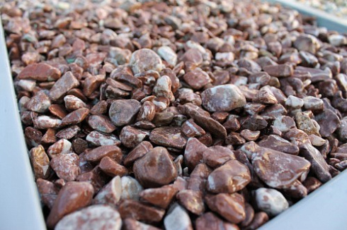 Kamenclub.ru: Мраморная крошка (щебень галтованный розовый) фр.10-20 мм.  купить в Пензе мрамор розовый, красный ландшафтный декоративный окатанный округлый щебень 15000 руб/т   фото КАМЕНЬ КЛУБ