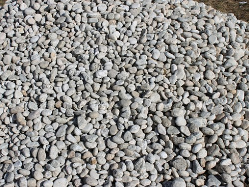 Kamenclub.ru: Галька речная окат (серо-белая) фр. 70-120 мм купить  в Пензе галька галечник бело-серая, серо-белая, серая, белая речная природная галька  8000 руб/т   фото КАМЕНЬ КЛУБ