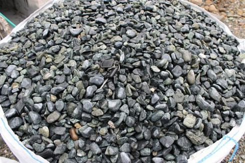 Kamenclub.ru: Щебень галтованный зеленый (змеевик) фр. 20-40 мм.  купить в Пензе мрамор зеленый, салатовый оголтованный щебень мраморный 12500 руб/т   фото КАМЕНЬ КЛУБ