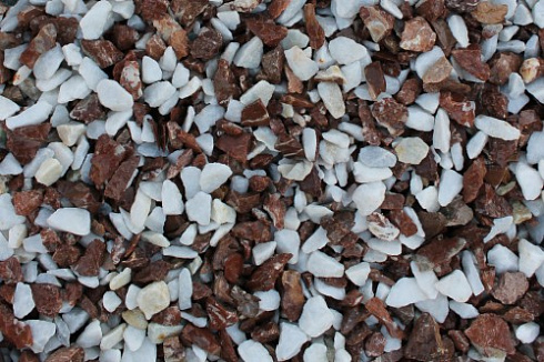 Kamenclub.ru: Мраморная крошка (щебень крошка микс: белый-розовый) фр. 10-20 мм.  купить в Пензе мрамор белый, розовый каменный декоративный ландшафтный щебень 12000 руб/т   фото КАМЕНЬ КЛУБ