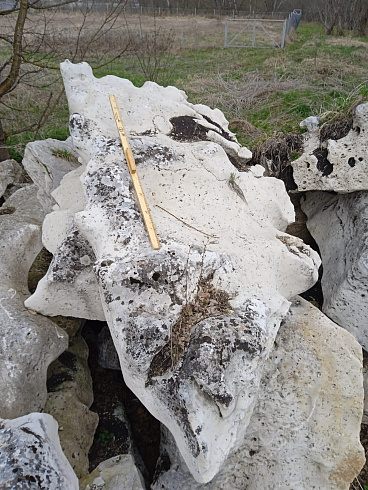 Kamenclub.ru: Выветренный известняк (степной) фр. 500-1500 мм.  купить в Пензе    10000 руб/т   фото КАМЕНЬ КЛУБ