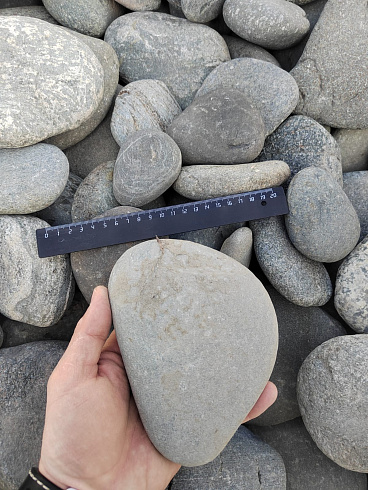 Kamenclub.ru: Галька речная плоская (ассорти) фр. 70-150 мм. купить  в Пензе галька галечник серый белый темно-серый синий светло-серый плоская природная галька  9000 руб/т   фото КАМЕНЬ КЛУБ