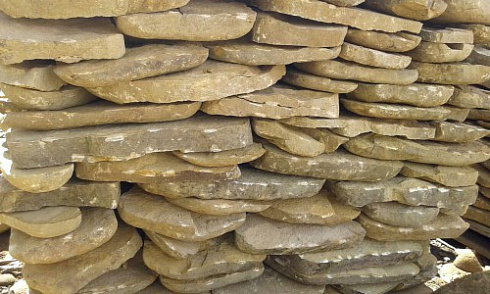 Kamenclub.ru: Песчаник колотый для облицовки (фр. 2-3 см)  купить в Пензе песчаник бежевый серый рыжий песчаник строительный 5000 руб/т   фото КАМЕНЬ КЛУБ