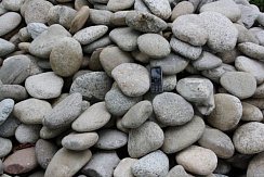 Kamenclub.ru: Галька речная плоская (бело-серая) фр. 100-200-300 мм. купить в Пензе галька речная плоская серый, белый, бело-серый, серо-белый речная галька плоская  9000 руб/т   фото КАМЕНЬ КЛУБ