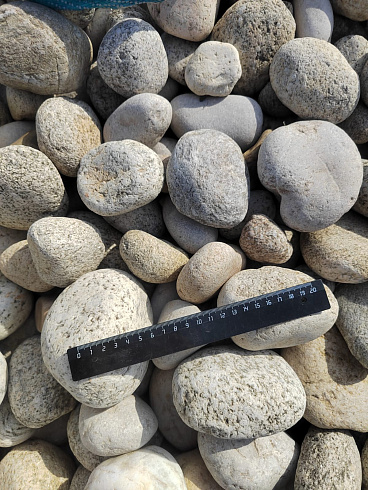 Kamenclub.ru: Галька речная окат (серо-белая) фр. 70-120 мм купить  в Пензе галька галечник бело-серая, серо-белая, серая, белая речная природная галька  8000 руб/т   фото КАМЕНЬ КЛУБ