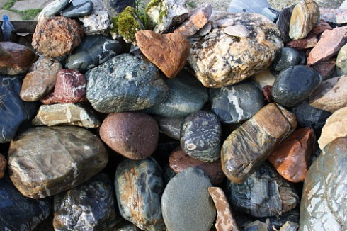 Kamenclub.ru: Ландшафтные валунчики фр.100-500 мм.  купить в Пензе крупный природный камень серый, темно-серый, светло-серый речной валун крупный 4800 руб/т   фото КАМЕНЬ КЛУБ