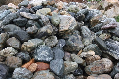 Kamenclub.ru: Ландшафтные валунчики фр.100-500 мм.  купить в Пензе крупный природный камень серый, темно-серый, светло-серый речной валун крупный 4800 руб/т   фото КАМЕНЬ КЛУБ