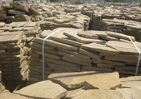 Kamenclub.ru: Песчаник пластушка желтый с рисунком (3 см)  купить в Пензе песчаник желтый с рисунком, рыжий, желтый песчаник пластушка ландшафтная рваная 8 500 руб/м3   фото КАМЕНЬ КЛУБ