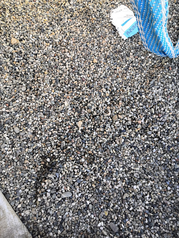 Kamenclub.ru: Галька речная окат (серая) фр.3-5 мм купить  в Пензе галька речная серая бежевый темно-серый окатанный речной камень округлый 9500 руб/т   фото КАМЕНЬ КЛУБ