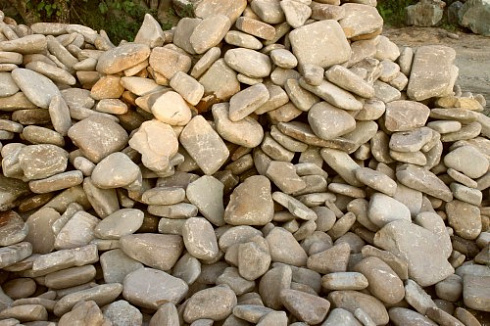 Kamenclub.ru: Песчаник для мощения дорожек, площадок, парковок ( фр 5-10 см)  купить в Пензе песчаник  серый желтый коричневый рыжий песчаник оголтованный окатанный 6500 руб/т   фото КАМЕНЬ КЛУБ