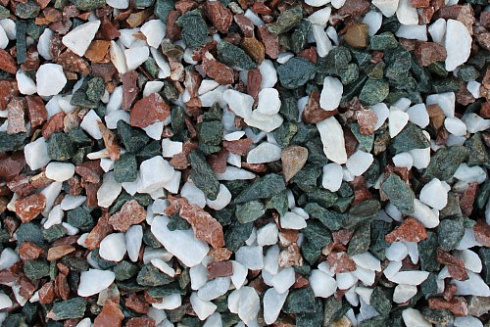 Kamenclub.ru: Мраморная крошка (щебень крошка микс: белый-розовый) фр. 10-20 мм.  купить в Пензе мрамор белый, розовый каменный декоративный ландшафтный щебень 12000 руб/т   фото КАМЕНЬ КЛУБ