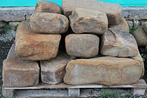 Kamenclub.ru: Песчаник для строительства и кладки (фр. 200-400 мм)  купить в Пензе песчаник бежевый серый рыжий желтый блоки для строительства из песчаника 6500 руб/т   фото КАМЕНЬ КЛУБ