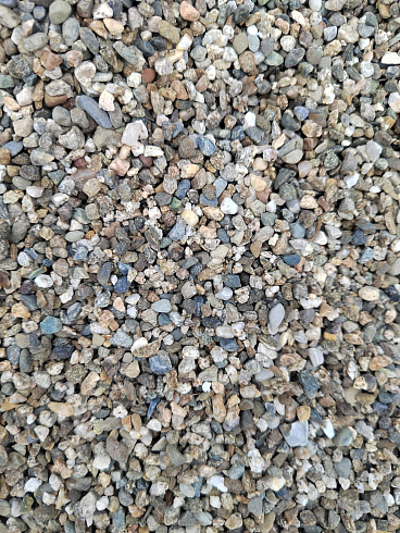 Kamenclub.ru: Галька речная окат (серая) фр.3-5 мм купить  в Пензе галька речная серая бежевый темно-серый окатанный речной камень округлый 9500 руб/т   фото КАМЕНЬ КЛУБ