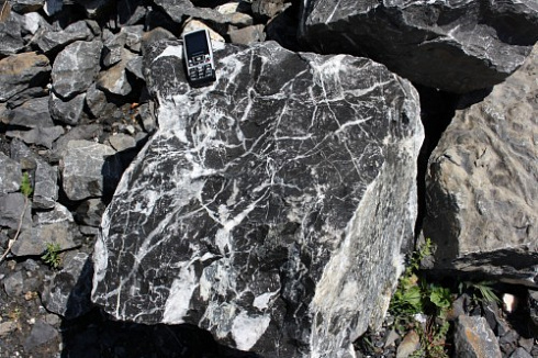 Kamenclub.ru: Черный мрамор скальник фр. 1000-1500 мм.  купить в Пензе мрамор черный белый серый крупный колотый валун ландшафтный 9000 руб/т   фото КАМЕНЬ КЛУБ