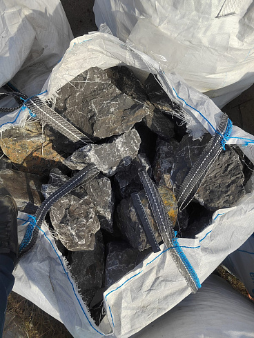 Kamenclub.ru: Черный мрамор скальник фр. 100-500 мм.  купить в Пензе мрамор черный белый серый крупный колотый валун ландшафтный 8500 руб/т   фото КАМЕНЬ КЛУБ