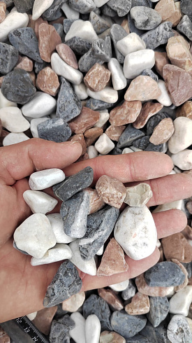 Kamenclub.ru: Мраморная крошка (щебень галтованный микс:белый-зеленый-розовый) фр.20-40 мм.  купить в Пензе мрамор белый, зеленый, розовый мрамор декоративный (галтовка) 15500 руб/т   фото КАМЕНЬ КЛУБ