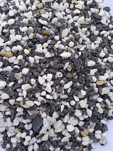 Kamenclub.ru: Мраморная крошка (щебень галтованный микс:: белый-черный) фр.5-10 мм  купить в Пензе мрамор белый, черный, молочный, серый галтовка мраморная окатанная декоративная ландшафтная 15500 руб/т   фото КАМЕНЬ КЛУБ