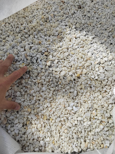 Kamenclub.ru: Мраморная крошка, щебень, цвет-белый, фр. 5-10 мм.  купить в Пензе мрамор белый, айвори, молочный мраморная каменная крошка ландшафтная 12000 руб/т   фото КАМЕНЬ КЛУБ