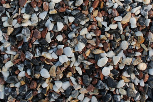 Kamenclub.ru: Мраморная крошка (щебень крошка микс : белый-черный-розовый) фр. 5-10 мм.  купить в Пензе мрамор белый, черный, розовый, разноцветный микс декоративная мраморная каменная крошка 12000 руб/т   фото КАМЕНЬ КЛУБ