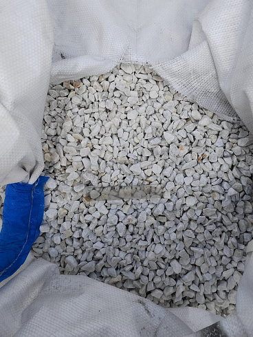 Kamenclub.ru: Мраморная крошка, щебень, цвет-белый, фр. 10-20 мм.  купить в Пензе мрамор белый, молочный айвори каменная ландшафтная декоративная крошка шебня 12000 руб/т   фото КАМЕНЬ КЛУБ