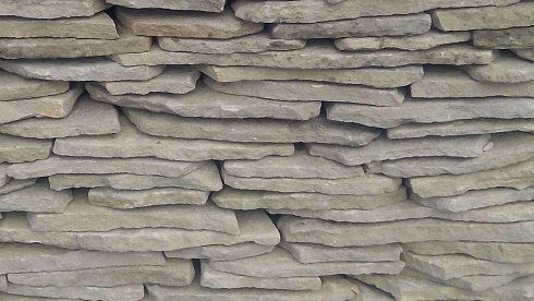 Kamenclub.ru: Песчаник пластушка светло-серый (3,0 см)  купить в Пензе песчаник светло-серый, серый песчаник рваный ландшафтный колотый 13800 руб/м3   фото КАМЕНЬ КЛУБ