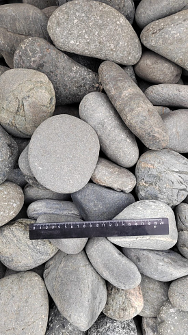 Kamenclub.ru: Галька речная окат (темно-серая) фр. 70-150 мм. купить  в Пензе галька речная темно-серая, синяя, серая речная галька округлая  8000 руб/т   фото КАМЕНЬ КЛУБ