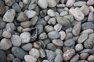 Kamenclub.ru: Галька речная окат (ассорти) фр. 50-100 мм. купить  в Пензе галька природная округлая серая белая черная серая коричневая синяя галька речная окатанная округлая 6200 руб/т   фото КАМЕНЬ КЛУБ