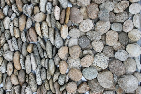 Kamenclub.ru: Галька речная плоская (серо-белая) фр. 70-120 мм. купить  в Пензе галька галечник речной серый, белый окатанная плоская  природная галька 9000 руб/т   фото КАМЕНЬ КЛУБ