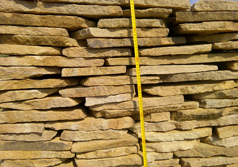 Kamenclub.ru: Песчаник пластушка желтый с разводом под дерево (2 см)  купить в Пензе плитняк желтый с разводами, желтый, рыжий, серый песчаник пластушка рваная ландшафтная 11 000 руб/м3   фото КАМЕНЬ КЛУБ