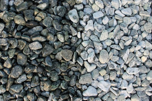 Kamenclub.ru: Щебень галтованный зеленый (змеевик) фр. 20-40 мм.  купить в Пензе мрамор зеленый, салатовый оголтованный щебень мраморный 12500 руб/т   фото КАМЕНЬ КЛУБ