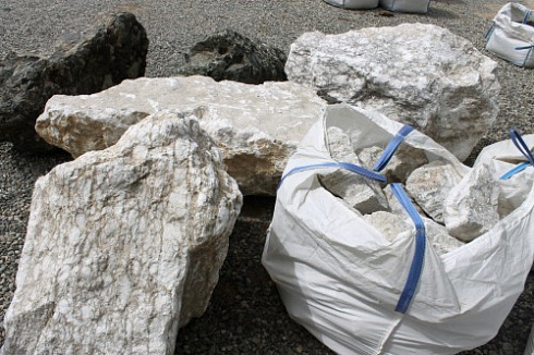 Kamenclub.ru: Мраморизированный известняк фр. 100-500 мм.  купить в Пензе известняк серый белый темно-серый сероватый валун природного образования окатанный 10500 руб/т   фото КАМЕНЬ КЛУБ