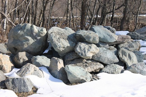 Kamenclub.ru: Гранит скальник (серо-зеленый) фр. 500-1500 мм.  купить в Пензе гранит мрамор  серый зеленый темно-серый глыба скальная колотая ландшафтная 7 500 руб/т   фото КАМЕНЬ КЛУБ