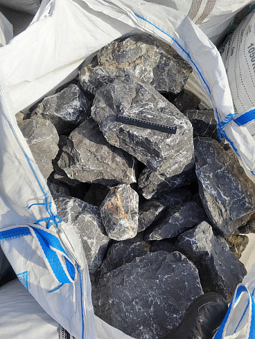 Kamenclub.ru: Черный мрамор скальник фр. 100-500 мм.  купить в Пензе мрамор черный белый серый крупный колотый валун ландшафтный 8500 руб/т   фото КАМЕНЬ КЛУБ