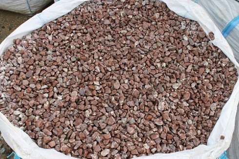 Kamenclub.ru: Мраморная крошка (щебень галтованный розовый) фр.10-20 мм.  купить в Пензе мрамор розовый, красный ландшафтный декоративный окатанный округлый щебень 15000 руб/т   фото КАМЕНЬ КЛУБ