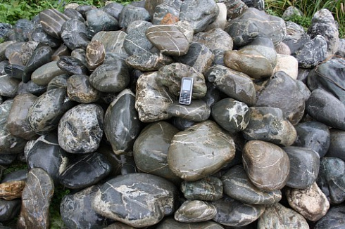 Kamenclub.ru: Валунчик Паутинник фр.100-300 мм  купить в Пензе крупный природный камень галечник темно-серый с прожилками белый черный речной валунчик 5000 руб/т   фото КАМЕНЬ КЛУБ