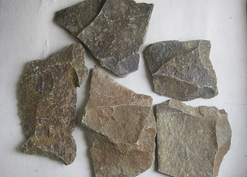 Kamenclub.ru: Песчаник пластушка "фонтанка" серо-зеленая (3,0-5,0 см)  купить в Пензе песчаник серо-зеленая колотые плитки облицовочные пластушки 11400 руб/м3   фото КАМЕНЬ КЛУБ