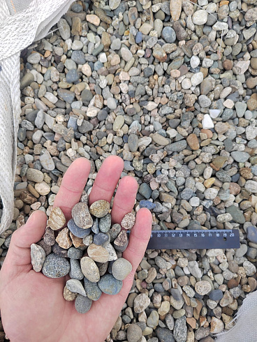 Kamenclub.ru: Галька речная окат (серая) фр.10-20 мм купить  в Пензе галька речная серая, серый, темно-серый, светло-серый, коричневый ландшафтная декоративная речная окатанная округлая галька 5000 руб/т   фото КАМЕНЬ КЛУБ