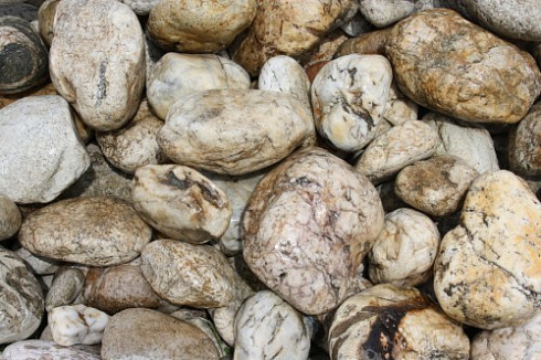 Kamenclub.ru: Кварцевый валунчик фр.100-300 мм.  купить в Пензе кварц белый, бежевый молочный рыжий крупный природный камень галечник 7850 руб/т   фото КАМЕНЬ КЛУБ