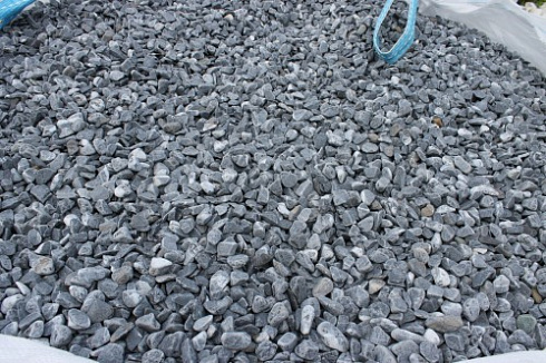Kamenclub.ru: Щебень галтованный черный (мрамор) фр.10-20 мм.  купить в Пензе мрамор черный с белыми прожилками, черный, белый окатанный округлый ландшафтный декоративный щебень 15000 руб/т   фото КАМЕНЬ КЛУБ