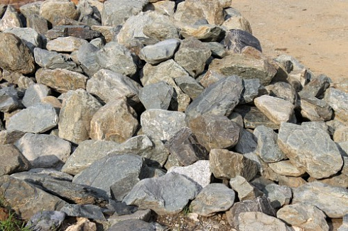 Kamenclub.ru: Гранит скальник (серо-зеленый) фр. 100-500 мм.  купить в Пензе гранит зеленый, серый, салатовый крупный ландшафтный валун 6 000 руб/т   фото КАМЕНЬ КЛУБ