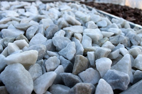 Kamenclub.ru: Мраморная крошка, щебень, цвет-белый,  фр. 20-40 мм.  купить в Пензе мрамор белый молочный слоновая кость айвори  мраморная крошка ландшафтная 12000 руб/т   фото КАМЕНЬ КЛУБ